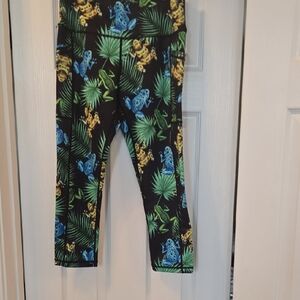 Constantly Varied Gear Black  Frog Print capri leggings sz small